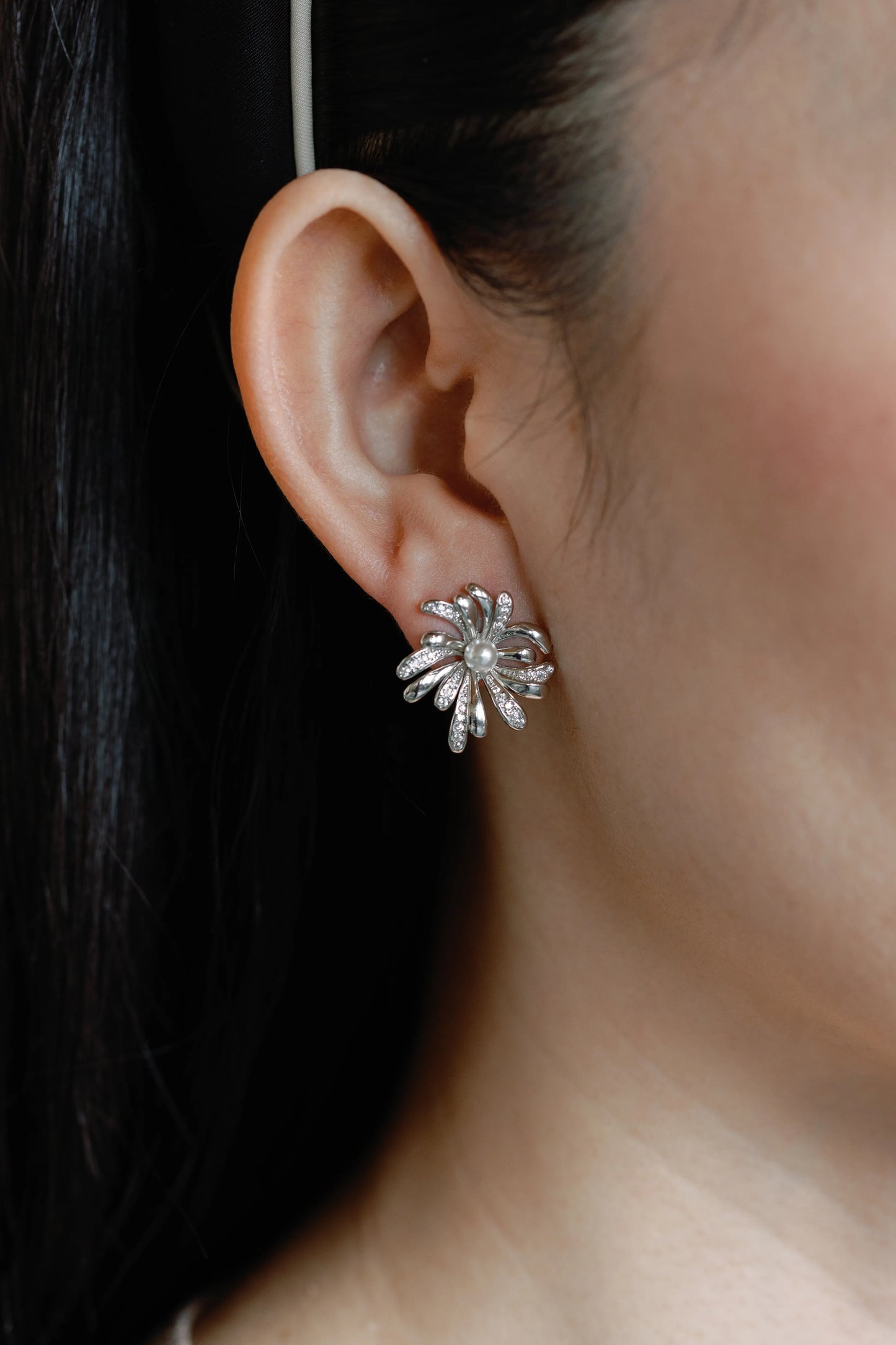 The Pearl Burst Studs - Mellow