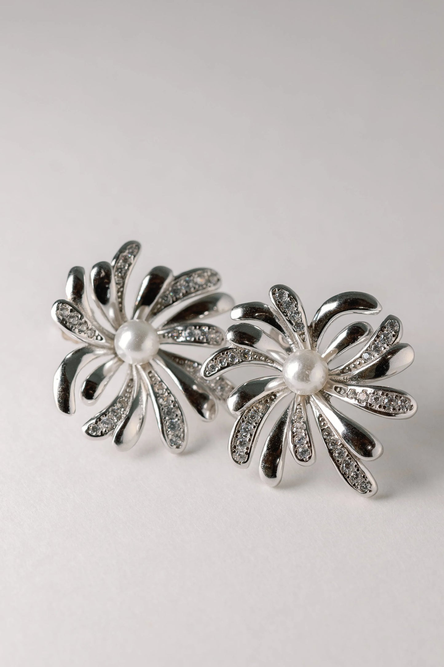 The Pearl Burst Studs - Mellow