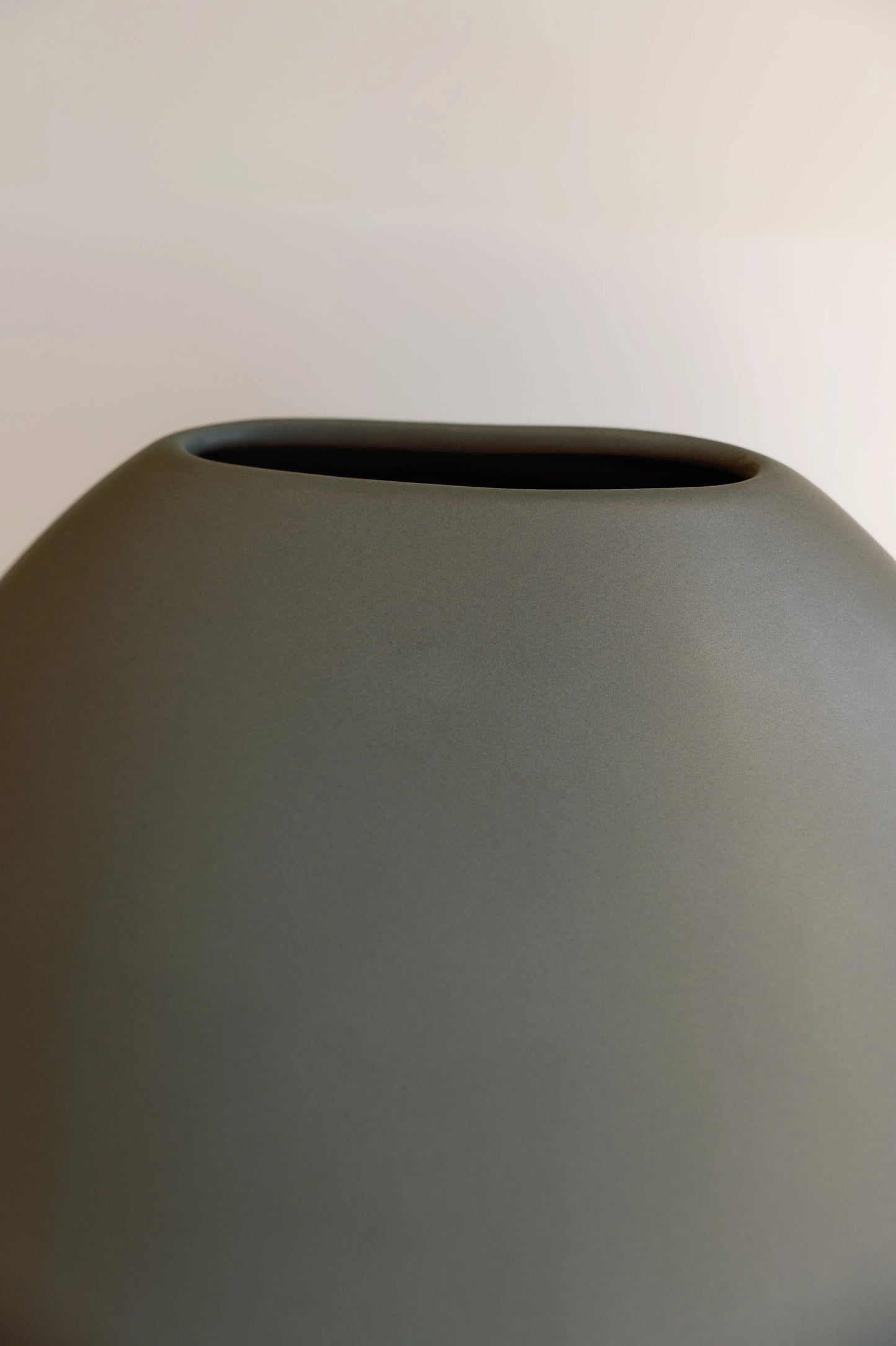 Pebble Vase - Mellow