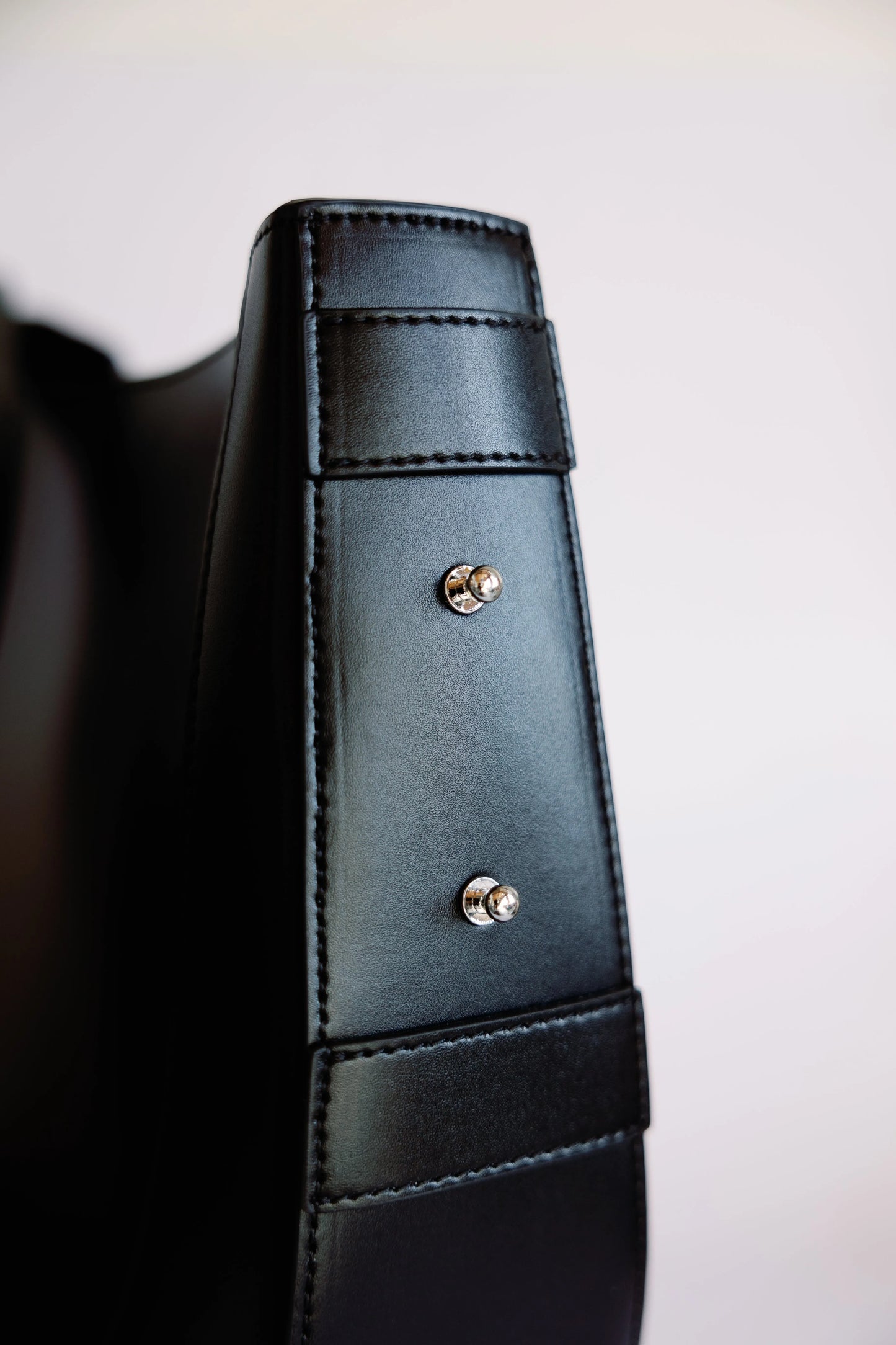 The Curved Saddle Bag - Mellow