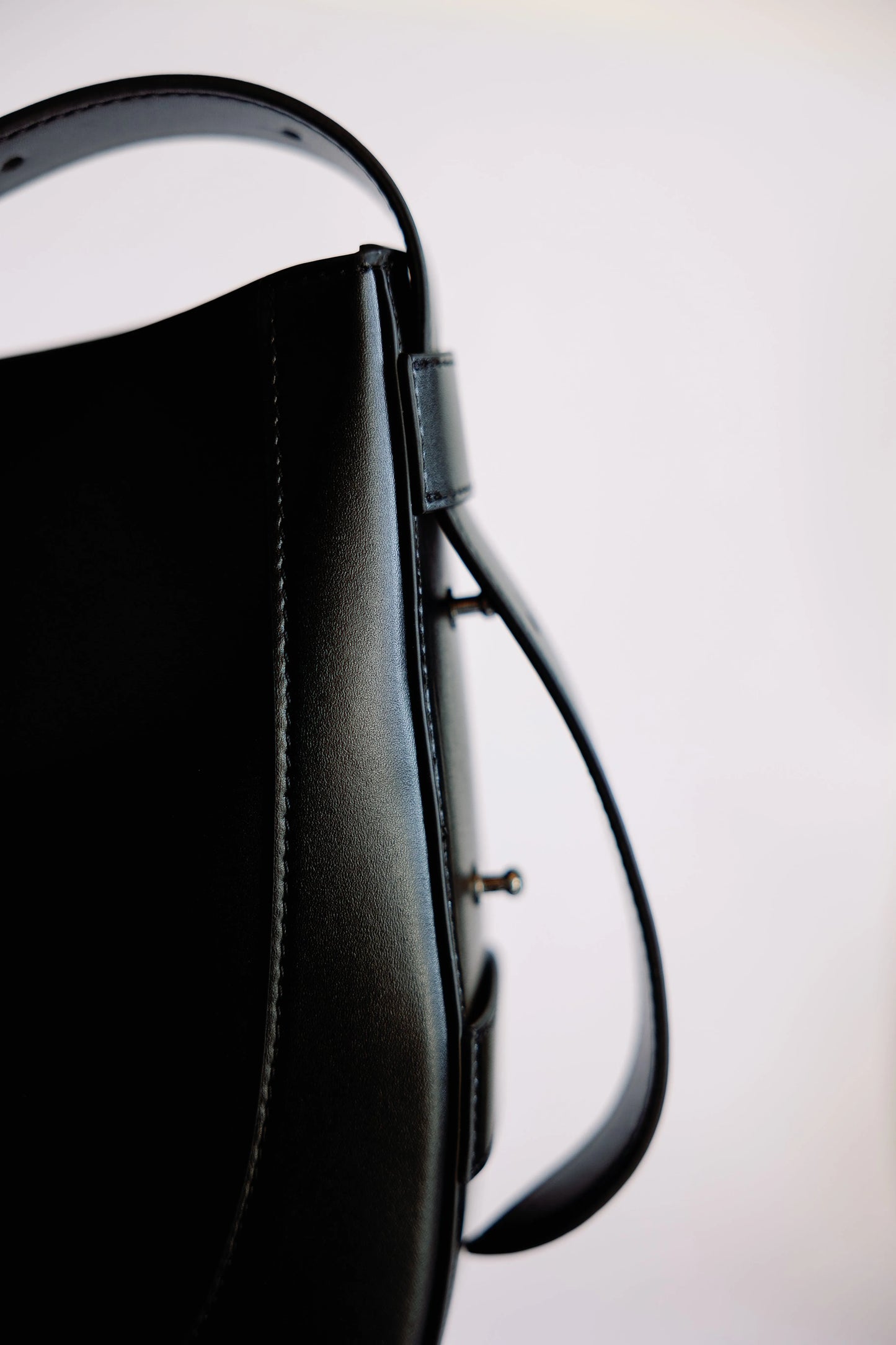 The Curved Saddle Bag - Mellow