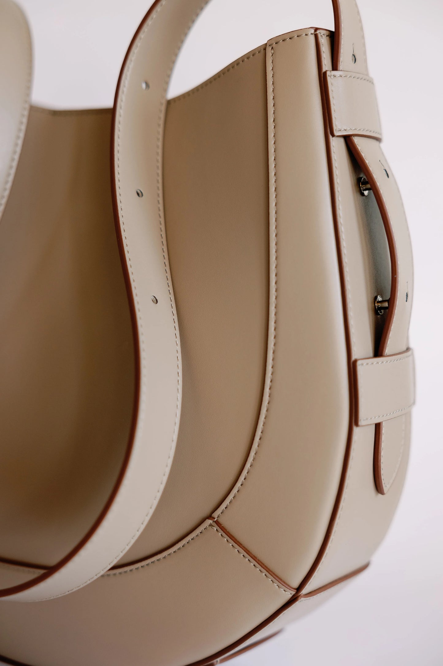 The Curved Saddle Bag - Mellow