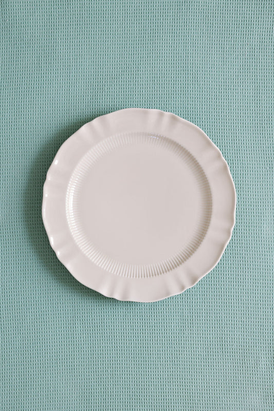 Provence Pleated white porcelain dinner plates, a refined porcelain example