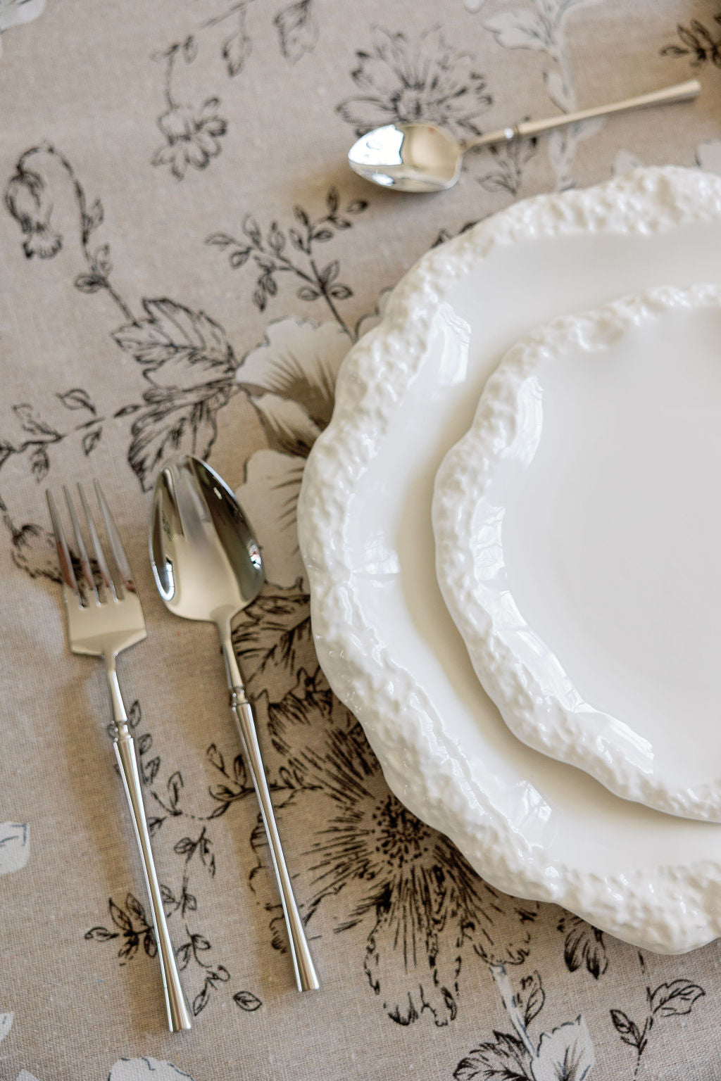 Polished stainless steel silverware set of 20 with mirror-polished finish for 4 place settings