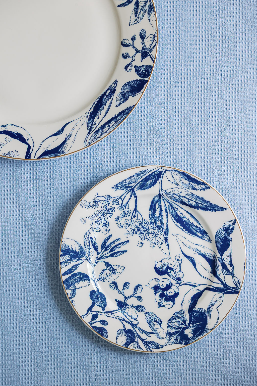 Tuscany Gilded porcelain salad plates with blue chinoiserie pattern and gold-plated rim, set of 4