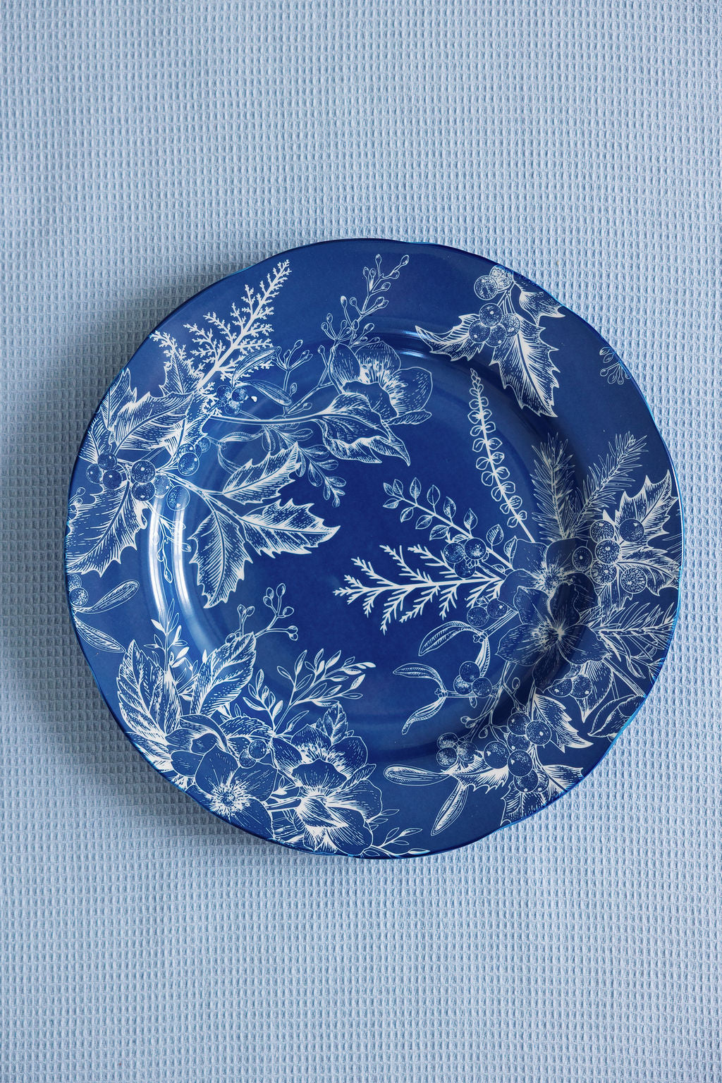 Coastal chinoiserie blue and white porcelain dinner plate with cobalt floral pattern, set of 4