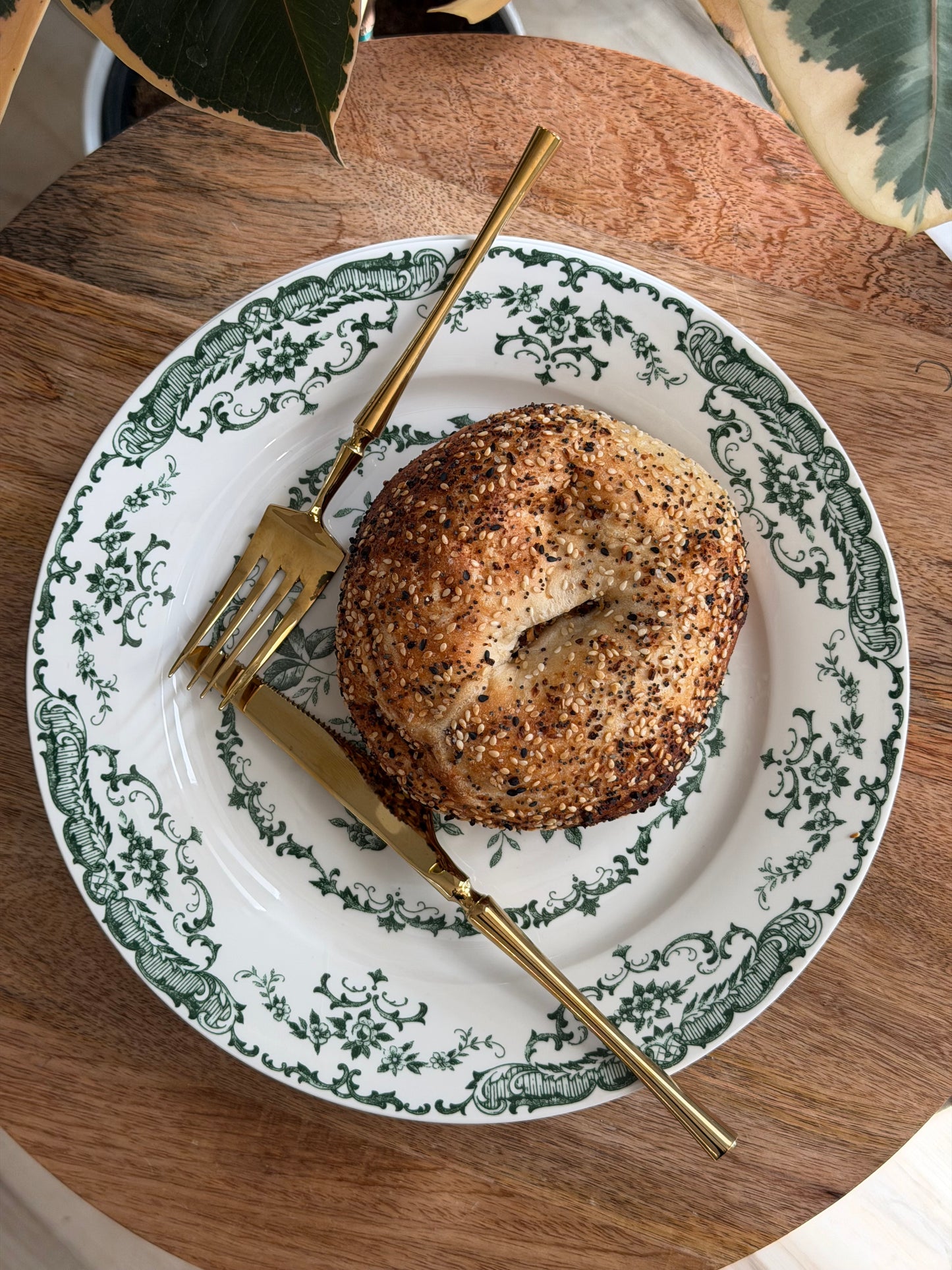 Chantilly Lace Porcelain Dinnerware Sets for 4